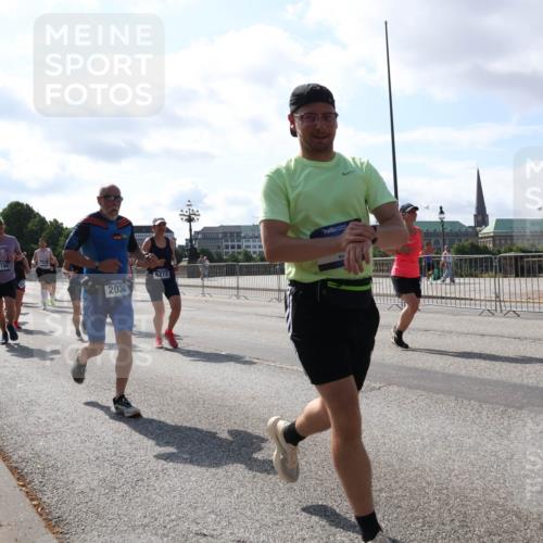 29.06.2025 - hella hamburg halbmarathon Lena Gebhardt http://msf.ph/oto/8285651 29.06.2025 09:58:22 Lombardsbrücke 1190, 2034, 6272, 181, 1034, 1179, 1190, 1258, 1285, 1321, 1335, 1815, 2029, 2034, 2070, 2138, 2397, 2417, 2518, 2612, 2636, 2656, 2711, 3041, 3091, 3097, 3114, 3251, 3819, 3859, 4152, 4167, 4814, 4903, 5093, 5259, 5378, 5672, 5721, 5894, 6164, 6272, 6433, 6580, 6592, 6754, 6759, 6877, 6897, 7065, 7409, 7509, 7646, 7716, 7724, 7856, 7896, 8154, 8311, 8393, 8508, 8590, 8825, 9012, 9057, 9562, 9656, 10084 meine-sportfotos.de