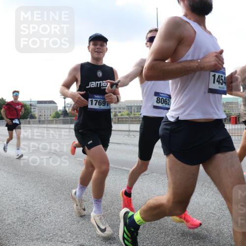 29.06.2025 - hella hamburg halbmarathon Lena Gebhardt http://msf.ph/oto/8285683 29.06.2025 09:45:54 Lombardsbrücke 4463, 17691, 8062, 1454, 12189, 57, 1080, 1686, 1707, 1894, 2460, 2525, 2689, 3809, 4129, 4463, 4679, 4698, 4749, 4812, 5187, 5550, 6169, 6358, 6495, 6878, 7055, 7186, 7389, 7481, 7880, 7965, 8062, 8190, 9345, 9571, 9634, 10017, 10270, 10453, 10484, 10876, 11120, 11199, 12189, 12232, 12234, 12308, 12681, 12691, 12988, 13066, 13167, 13343, 13618, 13686, 13754, 14028, 14167, 14293, 15115, 16507, 17768 meine-sportfotos.de