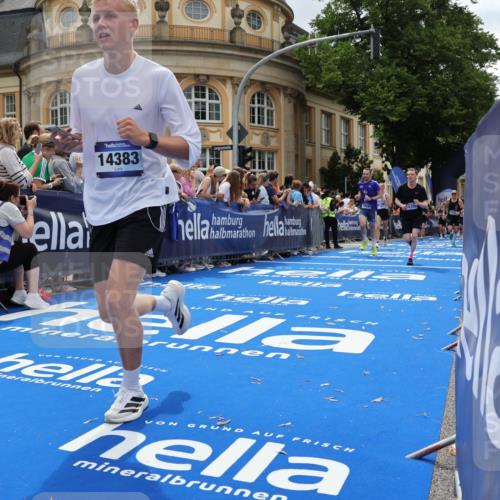 29.06.2025 - hella hamburg halbmarathon Strokosch-Dieckow http://msf.ph/oto/8285685 29.06.2025 10:47:51 Ziel 1604, 1613, 2340, 4528, 5022, 5915, 6836, 8564, 11961, 12679, 14383, 14730, 15333, 16766, 17451, 18356, 18836, 19198 meine-sportfotos.de