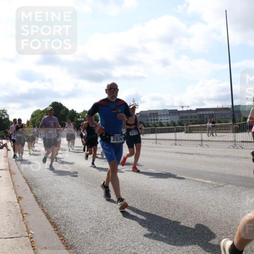 29.06.2025 - hella hamburg halbmarathon Lena Gebhardt http://msf.ph/oto/8285689 29.06.2025 09:58:23 Lombardsbrücke 1190, 2034, 6272, 1034, 1179, 1190, 1258, 1285, 1335, 1727, 1815, 2029, 2034, 2070, 2138, 2397, 2417, 2518, 2612, 2636, 2656, 2711, 3041, 3091, 3097, 3251, 3819, 3859, 4152, 4167, 4814, 4903, 5093, 5259, 5378, 5672, 5721, 5894, 6164, 6272, 6433, 6580, 6592, 6754, 6759, 6877, 6897, 7065, 7409, 7509, 7646, 7716, 7724, 7856, 7896, 8154, 8311, 8393, 8508, 8590, 8825, 9012, 9057, 9562, 9656, 10084 meine-sportfotos.de