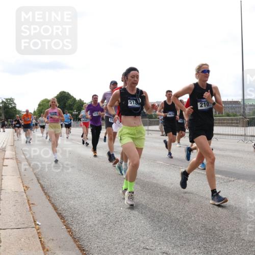 29.06.2025 - hella hamburg halbmarathon Lena Gebhardt http://msf.ph/oto/8285701 29.06.2025 10:20:51 Lombardsbrücke 16950, 14611, 1415, 518, 14670, 210, 1011, 1266, 1471, 1658, 2053, 2101, 2325, 2383, 2478, 2834, 2923, 2945, 3161, 3247, 3453, 3733, 3781, 3813, 4082, 4154, 4166, 4288, 4350, 4422, 4754, 4869, 5041, 5061, 5181, 5625, 5767, 6275, 6308, 6608, 6951, 7131, 7228, 7608, 8113, 8588, 8724, 8726, 8940, 9005, 9011, 9108, 9236, 9722, 9981, 10041, 10050, 10350, 10585, 10602, 10613, 10647, 11100, 11145, 11603, 11835, 11995, 12175, 12694, 12844, 13057, 13508 meine-sportfotos.de