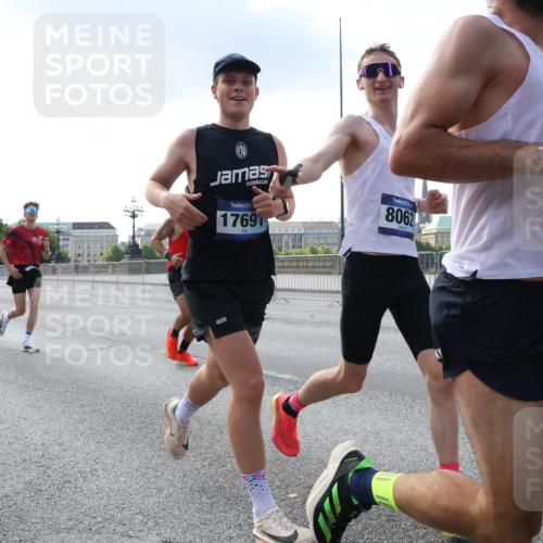 29.06.2025 - hella hamburg halbmarathon Lena Gebhardt http://msf.ph/oto/8285730 29.06.2025 09:45:54 Lombardsbrücke 4463, 17691, 8062, 1401, 57, 1080, 1686, 1707, 1894, 2460, 2525, 2689, 3809, 4129, 4463, 4679, 4698, 4749, 4812, 5187, 5550, 6169, 6358, 6495, 6878, 7055, 7186, 7389, 7481, 7880, 7965, 8062, 8190, 9345, 9571, 9634, 10017, 10270, 10453, 10484, 10876, 11120, 11199, 12189, 12232, 12234, 12308, 12681, 12691, 12988, 13066, 13167, 13343, 13618, 13686, 13754, 14028, 14167, 14293, 15115, 16507, 17768 meine-sportfotos.de
