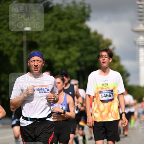 29.06.2025 - hella hamburg halbmarathon Dr. Thomas Lammeyer http://msf.ph/oto/8285732 29.06.2025 09:53:19 Kennedybrücke 1343, 1445, 1800, 1975, 2324, 2573, 2949, 3136, 3282, 3431, 4303, 4425, 5248, 5889, 6123, 6682, 7495, 7796, 8370, 8465, 8925, 9264, 9265, 9296, 9914, 10930 meine-sportfotos.de
