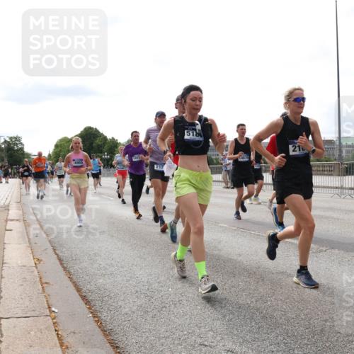 29.06.2025 - hella hamburg halbmarathon Lena Gebhardt http://msf.ph/oto/8285739 29.06.2025 10:20:51 Lombardsbrücke 16950, 1415, 232, 518, 14670, 210, 1011, 1266, 1471, 1658, 2053, 2101, 2325, 2383, 2478, 2834, 2923, 2945, 3161, 3247, 3453, 3733, 3781, 3813, 4082, 4154, 4166, 4288, 4350, 4422, 4754, 4869, 5041, 5061, 5181, 5625, 5767, 6275, 6308, 6608, 6951, 7131, 7228, 7608, 8113, 8588, 8724, 8726, 8940, 9005, 9011, 9108, 9236, 9722, 9981, 10041, 10050, 10350, 10585, 10602, 10613, 10647, 11100, 11145, 11603, 11835, 11995, 12175, 12694, 12844, 13057, 13508 meine-sportfotos.de