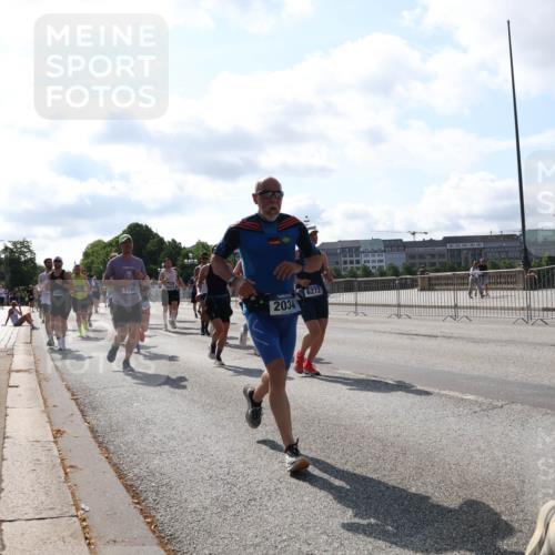 29.06.2025 - hella hamburg halbmarathon Lena Gebhardt http://msf.ph/oto/8285744 29.06.2025 09:58:23 Lombardsbrücke 1190, 2034, 6272, 1034, 1179, 1190, 1258, 1285, 1335, 1727, 1815, 2029, 2034, 2070, 2138, 2397, 2417, 2518, 2612, 2636, 2656, 2711, 3041, 3091, 3097, 3251, 3819, 3859, 4152, 4167, 4814, 4903, 5093, 5259, 5378, 5672, 5721, 5894, 6164, 6272, 6433, 6580, 6592, 6754, 6759, 6877, 6897, 7065, 7409, 7509, 7646, 7716, 7724, 7856, 7896, 8154, 8311, 8393, 8508, 8590, 8825, 9012, 9057, 9562, 9656, 10084 meine-sportfotos.de