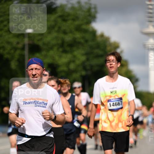 29.06.2025 - hella hamburg halbmarathon Dr. Thomas Lammeyer http://msf.ph/oto/8285747 29.06.2025 09:53:19 Kennedybrücke 1343, 1445, 1800, 1975, 2324, 2573, 2949, 3136, 3282, 3431, 4303, 4425, 5248, 5889, 6123, 6682, 7495, 7796, 8370, 8465, 8925, 9264, 9265, 9296, 9914, 10930 meine-sportfotos.de