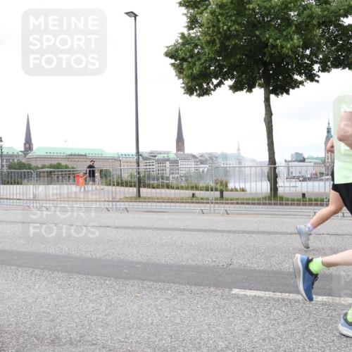 29.06.2025 - hella hamburg halbmarathon Lena Gebhardt http://msf.ph/oto/8285753 29.06.2025 10:55:21 Lombardsbrücke 1013, 1616, 1873, 1917, 2090, 2452, 3002, 3115, 3157, 3274, 3577, 4039, 4191, 4192, 4628, 5040, 5392, 5483, 5487, 5727, 6395, 6396, 6839, 6944, 7219, 7238, 7548, 7680, 7766, 8403, 8519, 8626, 9596, 9614, 9618, 9857, 9858, 10094, 10109, 10458, 10559, 10686, 10885, 11109, 11737, 11788, 11908, 12147, 12148, 12902, 13098, 13230, 13548, 13979, 13980, 14515, 14727, 15152, 15160, 16385 meine-sportfotos.de