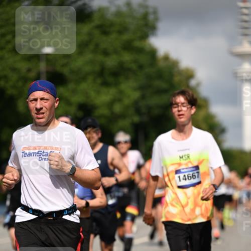 29.06.2025 - hella hamburg halbmarathon Dr. Thomas Lammeyer http://msf.ph/oto/8285761 29.06.2025 09:53:19 Kennedybrücke 1343, 1445, 1800, 1975, 2324, 2573, 2949, 3136, 3282, 3431, 4303, 4425, 5248, 5889, 6123, 6682, 7495, 7796, 8370, 8465, 8925, 9264, 9265, 9296, 9914, 10930 meine-sportfotos.de