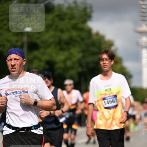29.06.2025 - hella hamburg halbmarathon Dr. Thomas Lammeyer http://msf.ph/oto/8285775 29.06.2025 09:53:19 Kennedybrücke 1343, 1445, 1800, 1975, 2324, 2573, 2949, 3136, 3282, 3431, 4303, 4425, 5248, 5889, 6123, 6682, 7495, 7796, 8370, 8465, 8925, 9264, 9265, 9296, 9914, 10930 meine-sportfotos.de
