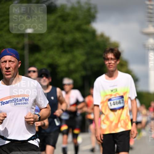 29.06.2025 - hella hamburg halbmarathon Dr. Thomas Lammeyer http://msf.ph/oto/8285808 29.06.2025 09:53:19 Kennedybrücke 1343, 1445, 1800, 1975, 2324, 2573, 2949, 3136, 3282, 3431, 4303, 4425, 5248, 5889, 6123, 6682, 7495, 7796, 8370, 8465, 8925, 9264, 9265, 9296, 9914, 10930 meine-sportfotos.de