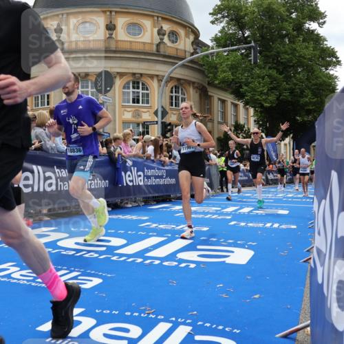 29.06.2025 - hella hamburg halbmarathon Strokosch-Dieckow http://msf.ph/oto/8285820 29.06.2025 10:47:53 Ziel 1604, 1613, 2340, 4528, 4601, 5022, 6377, 6836, 8564, 11961, 12808, 14383, 14730, 15333, 16766, 17451, 18206, 18356, 18836, 18922, 19198 meine-sportfotos.de