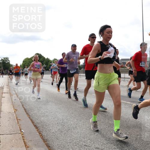 29.06.2025 - hella hamburg halbmarathon Lena Gebhardt http://msf.ph/oto/8285846 29.06.2025 10:20:52 Lombardsbrücke 16950, 2325, 21, 8940, 14246, 1011, 1266, 1471, 1658, 2053, 2101, 2325, 2383, 2478, 2834, 2923, 2945, 3161, 3247, 3453, 3733, 3781, 3813, 4082, 4154, 4166, 4288, 4350, 4422, 4754, 4869, 5041, 5061, 5181, 5625, 5767, 6275, 6308, 6608, 6951, 7131, 7228, 7608, 8113, 8588, 8724, 8726, 8940, 9005, 9011, 9108, 9236, 9722, 9981, 10050, 10350, 10585, 10602, 10613, 10647, 11100, 11145, 11603, 11835, 11995, 12175, 12694, 12844, 13057, 13508 meine-sportfotos.de