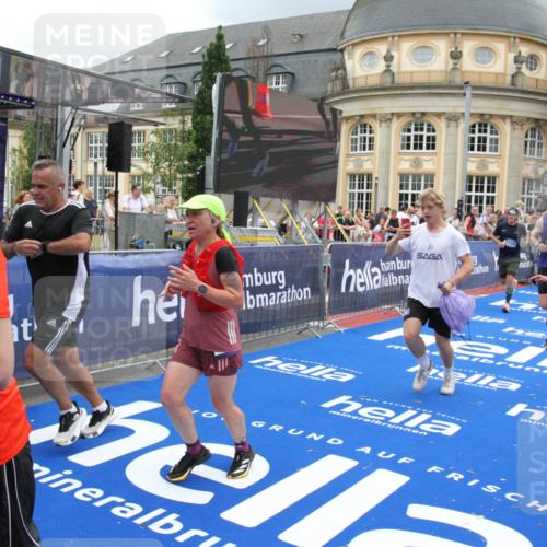 29.06.2025 - hella hamburg halbmarathon Michael Strokosch http://msf.ph/oto/8285867 29.06.2025 10:55:29 Ziel 1130, 2252, 2771, 4189, 4951, 5287, 5319, 6591, 6938, 8487, 13234, 13236, 16213, 16334, 16609, 16985, 17603, 17940 meine-sportfotos.de