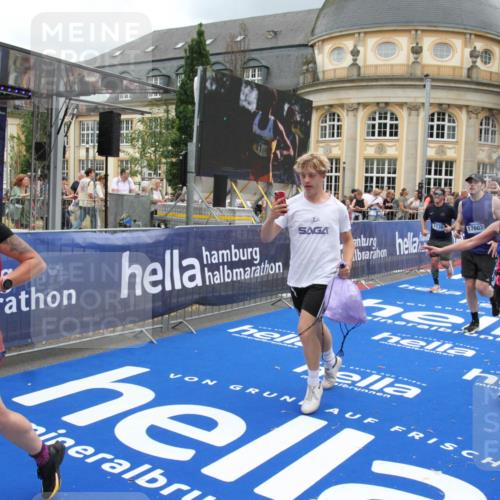 29.06.2025 - hella hamburg halbmarathon Michael Strokosch http://msf.ph/oto/8285873 29.06.2025 10:55:29 Ziel 1130, 2252, 2771, 4189, 4951, 5287, 5319, 6591, 6938, 8487, 13234, 13236, 16213, 16334, 16609, 16985, 17603, 17940 meine-sportfotos.de