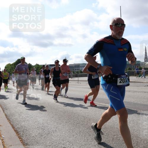 29.06.2025 - hella hamburg halbmarathon Lena Gebhardt http://msf.ph/oto/8285959 29.06.2025 09:58:23 Lombardsbrücke 16409, 1190, 14323, 6272, 203, 1034, 1179, 1190, 1258, 1285, 1335, 1727, 1815, 2029, 2034, 2070, 2138, 2397, 2417, 2518, 2612, 2636, 2656, 2711, 3041, 3091, 3097, 3251, 3819, 3859, 4152, 4167, 4814, 4903, 5093, 5259, 5378, 5672, 5721, 5894, 6164, 6272, 6433, 6580, 6592, 6754, 6759, 6877, 6897, 7065, 7409, 7509, 7646, 7716, 7724, 7856, 7896, 8154, 8311, 8393, 8508, 8590, 8825, 9012, 9057, 9562, 9656, 10084 meine-sportfotos.de