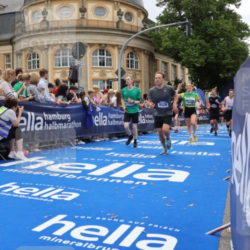 29.06.2025 - hella hamburg halbmarathon Strokosch-Dieckow http://msf.ph/oto/8285988 29.06.2025 10:48:00 Ziel 1086, 1604, 1613, 4324, 4528, 4601, 4711, 5022, 6377, 9626, 9638, 12706, 12724, 12747, 12808, 13570, 14730, 15333, 16094, 16149, 16766, 17451, 18206, 18922, 19198 meine-sportfotos.de