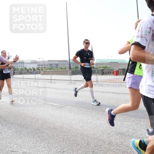 29.06.2025 - hella hamburg halbmarathon Lena Gebhardt http://msf.ph/oto/8286025 29.06.2025 10:11:46 Lombardsbrücke 1328, 1531, 1866, 1992, 3363, 3837, 4227, 5379, 5605, 7571, 8115, 8368, 8807, 8810, 9119, 9191, 9428, 10042, 10372, 10409, 10428, 11321, 11507, 11537, 11755, 11917, 12286, 12473, 13171, 13177, 13203, 13542, 13603, 13939, 13958, 14008, 14149, 14384, 15797, 15945, 16976, 17080, 17638, 17774, 17787, 17866, 18261, 18278, 18382, 18395, 19172 meine-sportfotos.de