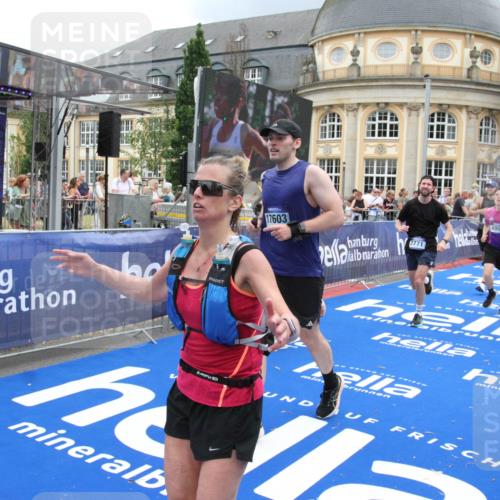 29.06.2025 - hella hamburg halbmarathon Michael Strokosch http://msf.ph/oto/8286059 29.06.2025 10:55:31 Ziel 1130, 2252, 2771, 4951, 5287, 5319, 6591, 6938, 12584, 13234, 13267, 14036, 14592, 16213, 16334, 16609, 17603, 17940 meine-sportfotos.de