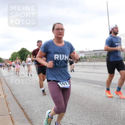 29.06.2025 - hella hamburg halbmarathon Lena Gebhardt http://msf.ph/oto/8286120 29.06.2025 10:55:22 Lombardsbrücke 2024, 1013, 1013, 1616, 1873, 1917, 2090, 2452, 3002, 3115, 3157, 3274, 3577, 4039, 4628, 5040, 5392, 5483, 5487, 5727, 6395, 6396, 6839, 6944, 7219, 7238, 7548, 7680, 7766, 8403, 8519, 8626, 9596, 9614, 9618, 9857, 9858, 10094, 10109, 10458, 10559, 10686, 10885, 11109, 11737, 11788, 11908, 12147, 12148, 12902, 13098, 13230, 13548, 13979, 13980, 14515, 14727, 15152, 15160, 16385 meine-sportfotos.de