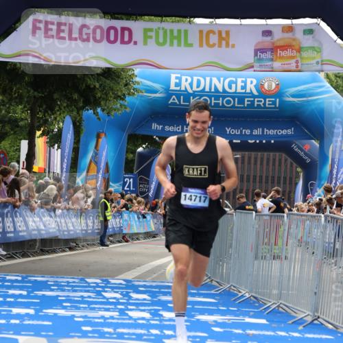 29.06.2025 - hella hamburg halbmarathon Strokosch-Dieckow http://msf.ph/oto/8286167 29.06.2025 10:21:07 Ziel 6530, 14717, 16120 meine-sportfotos.de