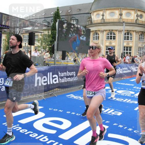 29.06.2025 - hella hamburg halbmarathon Michael Strokosch http://msf.ph/oto/8286223 29.06.2025 10:55:32 Ziel 1130, 2252, 2771, 4951, 5319, 6591, 6938, 11554, 12544, 12584, 13234, 13267, 14036, 14592, 16213, 16334, 16609, 17603, 17940 meine-sportfotos.de