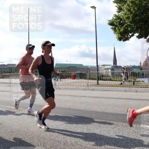 29.06.2025 - hella hamburg halbmarathon Lena Gebhardt http://msf.ph/oto/8286261 29.06.2025 09:58:25 Lombardsbrücke 14323, 1034, 1179, 1190, 1258, 1285, 1335, 1727, 1815, 2029, 2034, 2070, 2138, 2397, 2417, 2518, 2612, 2636, 2656, 2711, 2883, 3041, 3091, 3097, 3251, 3819, 3859, 4120, 4152, 4167, 4814, 4903, 5093, 5259, 5378, 5672, 5721, 5894, 6164, 6272, 6433, 6580, 6592, 6754, 6759, 6877, 6897, 7065, 7409, 7509, 7716, 7724, 7856, 7896, 8154, 8311, 8393, 8508, 8590, 8825, 9012, 9057, 9562, 9656, 10084 meine-sportfotos.de