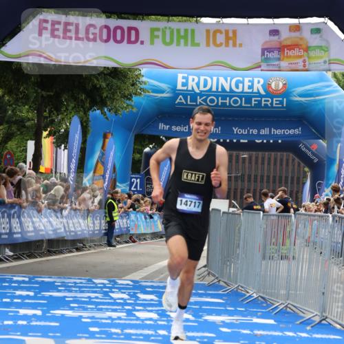 29.06.2025 - hella hamburg halbmarathon Strokosch-Dieckow http://msf.ph/oto/8286271 29.06.2025 10:21:07 Ziel 6530, 14717, 16120 meine-sportfotos.de