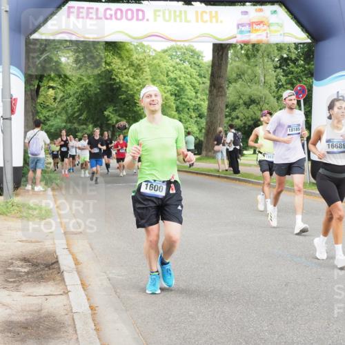 29.06.2025 - hella hamburg halbmarathon MichiJ http://msf.ph/oto/8286283 29.06.2025 10:33:02 Zwischen KM18-KM19 1600, 10064, 10313, 13123, 16689, 17381, 17382, 18185, 18631, 18806 meine-sportfotos.de