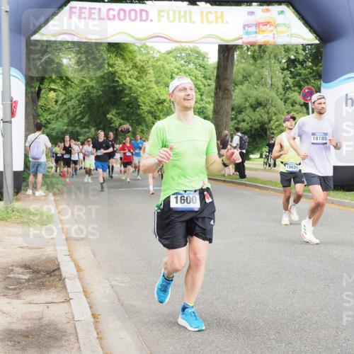 29.06.2025 - hella hamburg halbmarathon MichiJ http://msf.ph/oto/8286303 29.06.2025 10:33:02 Zwischen KM18-KM19 1600, 10064, 10313, 13123, 16689, 17381, 17382, 18185, 18631, 18806 meine-sportfotos.de
