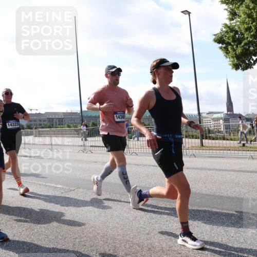 29.06.2025 - hella hamburg halbmarathon Lena Gebhardt http://msf.ph/oto/8286308 29.06.2025 09:58:25 Lombardsbrücke 1190, 14323, 1436, 1034, 1179, 1190, 1258, 1285, 1335, 1727, 1815, 2029, 2034, 2070, 2138, 2397, 2417, 2518, 2612, 2636, 2656, 2711, 2883, 3041, 3091, 3097, 3251, 3819, 3859, 4120, 4152, 4167, 4814, 4903, 5093, 5259, 5378, 5672, 5721, 5894, 6164, 6272, 6433, 6580, 6592, 6754, 6759, 6877, 6897, 7065, 7409, 7509, 7716, 7724, 7856, 7896, 8154, 8311, 8393, 8508, 8590, 8825, 9012, 9057, 9562, 9656, 10084 meine-sportfotos.de
