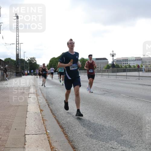 29.06.2025 - hella hamburg halbmarathon Lena Gebhardt http://msf.ph/oto/8286340 29.06.2025 09:45:57 Lombardsbrücke 19022, 19118, 1080, 1686, 1707, 1894, 2460, 2525, 2689, 3809, 3843, 4129, 4463, 4679, 4698, 4749, 4812, 5042, 5187, 5550, 6169, 6358, 6495, 6878, 7055, 7186, 7389, 7880, 7965, 8062, 8190, 9345, 10017, 10270, 10453, 10484, 10876, 11120, 11199, 11282, 11833, 12189, 12232, 12308, 12681, 12691, 12988, 13066, 13167, 13343, 13618, 13686, 13754, 14167, 14293, 15115, 15689, 16507, 16580, 17768 meine-sportfotos.de