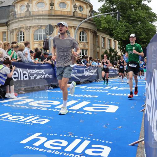 29.06.2025 - hella hamburg halbmarathon Strokosch-Dieckow http://msf.ph/oto/8286355 29.06.2025 10:48:08 Ziel 1086, 1914, 4324, 4711, 7599, 8916, 9544, 9626, 9638, 11211, 12685, 12706, 12724, 12747, 13570, 14192, 14797, 14814, 15590, 15629, 15973, 15981, 16094, 16149, 16269, 19127 meine-sportfotos.de