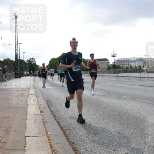 29.06.2025 - hella hamburg halbmarathon Lena Gebhardt http://msf.ph/oto/8286369 29.06.2025 09:45:57 Lombardsbrücke 19022, 19118, 1080, 1686, 1707, 1894, 2460, 2525, 2689, 3809, 3843, 4129, 4463, 4679, 4698, 4749, 4812, 5042, 5187, 5550, 6169, 6358, 6495, 6878, 7055, 7186, 7389, 7880, 7965, 8062, 8190, 9345, 10017, 10270, 10453, 10484, 10876, 11120, 11199, 11282, 11833, 12189, 12232, 12308, 12681, 12691, 12988, 13066, 13167, 13343, 13618, 13686, 13754, 14167, 14293, 15115, 15689, 16507, 16580, 17768 meine-sportfotos.de
