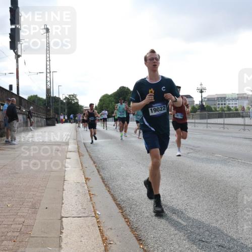 29.06.2025 - hella hamburg halbmarathon Lena Gebhardt http://msf.ph/oto/8286386 29.06.2025 09:45:57 Lombardsbrücke 4812, 19022, 19118, 1080, 1686, 1707, 1894, 2460, 2525, 2689, 3809, 3843, 4129, 4463, 4679, 4698, 4749, 4812, 5042, 5187, 5550, 6169, 6358, 6495, 6878, 7055, 7186, 7389, 7880, 7965, 8062, 8190, 9345, 10017, 10270, 10453, 10484, 10876, 11120, 11199, 11282, 11833, 12189, 12232, 12308, 12681, 12691, 12988, 13066, 13167, 13343, 13618, 13686, 13754, 14167, 14293, 15115, 15689, 16507, 16580, 17768 meine-sportfotos.de
