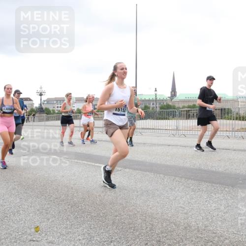 29.06.2025 - hella hamburg halbmarathon Lena Gebhardt http://msf.ph/oto/8286447 29.06.2025 10:55:25 Lombardsbrücke 15152, 13098, 1013, 1616, 1873, 1917, 2090, 2452, 3115, 3157, 3244, 3274, 3577, 4039, 4628, 5040, 5222, 5483, 5487, 6395, 6396, 6944, 7219, 7238, 7548, 7680, 7766, 8403, 8519, 8527, 8626, 9614, 9618, 9857, 9858, 10094, 10109, 10458, 10559, 10593, 10686, 10885, 11109, 11737, 11788, 11908, 12147, 12148, 12695, 12902, 13098, 13230, 13548, 13979, 13980, 14515, 14727, 15152, 15160, 16385 meine-sportfotos.de