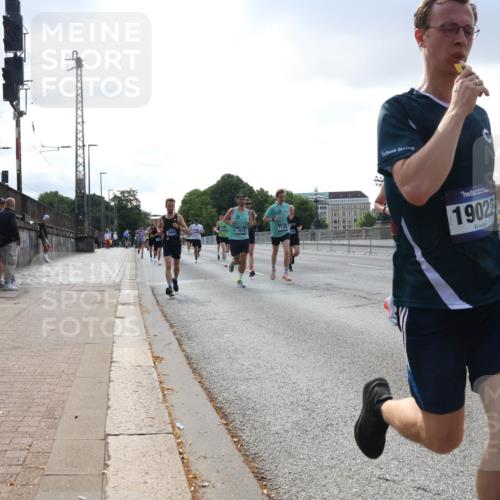 29.06.2025 - hella hamburg halbmarathon Lena Gebhardt http://msf.ph/oto/8286455 29.06.2025 09:45:57 Lombardsbrücke 4812, 11199, 19022, 1080, 1686, 1707, 1894, 2460, 2525, 2689, 3809, 3843, 4129, 4463, 4679, 4698, 4749, 4812, 5042, 5187, 5550, 6169, 6358, 6495, 6878, 7055, 7186, 7389, 7880, 7965, 8062, 8190, 9345, 10017, 10270, 10453, 10484, 10876, 11120, 11199, 11282, 11833, 12189, 12232, 12308, 12681, 12691, 12988, 13066, 13167, 13343, 13618, 13686, 13754, 14167, 14293, 15115, 15689, 16507, 16580, 17768 meine-sportfotos.de