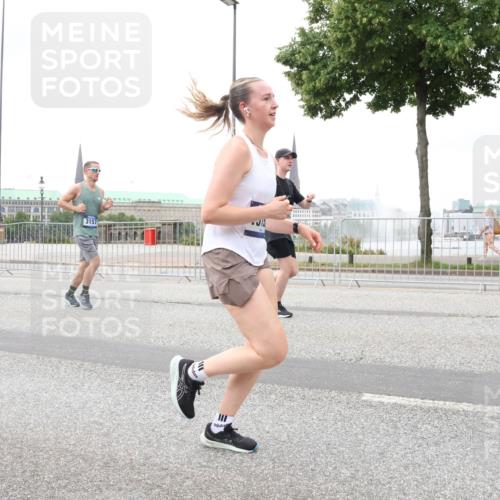 29.06.2025 - hella hamburg halbmarathon Lena Gebhardt http://msf.ph/oto/8286545 29.06.2025 10:55:26 Lombardsbrücke 6395, 6396, 3157, 1013, 1616, 1873, 1917, 2090, 2452, 3101, 3115, 3157, 3244, 3274, 3577, 4039, 4628, 5040, 5220, 5222, 5483, 5487, 5575, 6395, 6396, 6944, 7219, 7238, 7548, 7680, 7766, 8403, 8519, 8527, 8626, 9614, 9618, 9857, 9858, 9956, 10094, 10109, 10458, 10559, 10593, 10686, 10885, 11109, 11737, 11788, 11908, 12147, 12148, 12695, 12902, 13098, 13230, 13548, 13979, 13980, 14515, 14727, 15152, 15160, 16385 meine-sportfotos.de