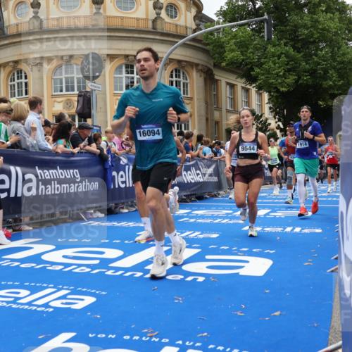 29.06.2025 - hella hamburg halbmarathon Strokosch-Dieckow http://msf.ph/oto/8286549 29.06.2025 10:48:10 Ziel 1914, 4324, 4711, 7599, 8916, 9544, 9626, 9638, 11211, 12685, 12706, 13570, 14192, 14797, 14814, 15590, 15629, 15973, 15981, 16094, 16149, 16269, 18963, 19127 meine-sportfotos.de