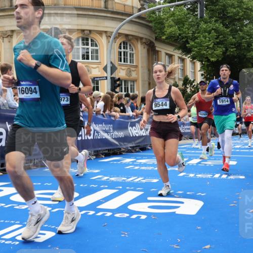 29.06.2025 - hella hamburg halbmarathon Strokosch-Dieckow http://msf.ph/oto/8286589 29.06.2025 10:48:11 Ziel 1914, 4324, 4711, 7599, 8916, 9544, 9626, 9638, 9770, 11211, 11467, 12685, 14192, 14797, 14814, 15590, 15629, 15735, 15973, 15981, 16094, 16149, 16269, 18963, 19127 meine-sportfotos.de