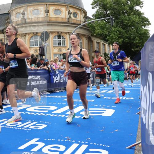 29.06.2025 - hella hamburg halbmarathon Strokosch-Dieckow http://msf.ph/oto/8286603 29.06.2025 10:48:11 Ziel 1914, 4324, 4711, 7599, 8916, 9544, 9626, 9638, 9770, 11211, 11467, 12685, 14192, 14797, 14814, 15590, 15629, 15735, 15973, 15981, 16094, 16149, 16269, 18963, 19127 meine-sportfotos.de