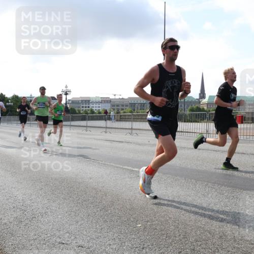 29.06.2025 - hella hamburg halbmarathon Lena Gebhardt http://msf.ph/oto/8286622 29.06.2025 09:46:01 Lombardsbrücke 14699, 169, 17768, 10453, 1080, 1686, 1707, 1894, 2460, 2525, 2689, 3809, 3843, 4129, 4463, 4679, 4812, 5042, 5187, 5550, 6169, 6495, 6878, 7055, 7186, 7845, 7880, 7965, 8062, 8190, 8956, 9345, 10017, 10270, 10453, 10484, 10876, 11120, 11199, 11282, 11833, 12189, 12232, 12308, 12681, 12691, 13066, 13167, 13343, 13618, 13686, 13754, 14167, 14293, 15115, 15391, 15689, 16507, 16580, 17213, 17768 meine-sportfotos.de