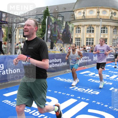 29.06.2025 - hella hamburg halbmarathon Michael Strokosch http://msf.ph/oto/8286643 29.06.2025 10:55:36 Ziel 2982, 3037, 5319, 6591, 8573, 11554, 11568, 12196, 12544, 12584, 13267, 14036, 14592, 16110, 16334, 16609, 17615 meine-sportfotos.de