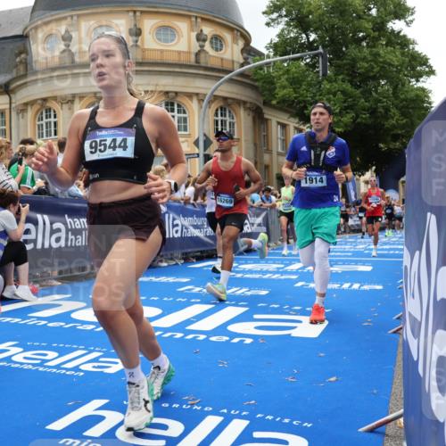 29.06.2025 - hella hamburg halbmarathon Strokosch-Dieckow http://msf.ph/oto/8286645 29.06.2025 10:48:11 Ziel 1914, 4324, 4711, 7599, 8916, 9544, 9626, 9638, 9770, 11211, 11467, 12685, 14192, 14797, 14814, 15590, 15629, 15735, 15973, 15981, 16094, 16149, 16269, 18963, 19127 meine-sportfotos.de