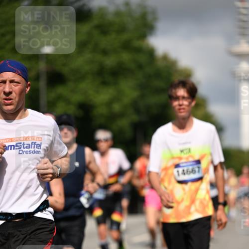 29.06.2025 - hella hamburg halbmarathon Dr. Thomas Lammeyer http://msf.ph/oto/8286689 29.06.2025 09:53:19 Kennedybrücke 1343, 1445, 1800, 1975, 2324, 2573, 2949, 3136, 3282, 3431, 4303, 4425, 5248, 5889, 6123, 6682, 7495, 7796, 8370, 8465, 8925, 9264, 9265, 9296, 9914, 10930 meine-sportfotos.de