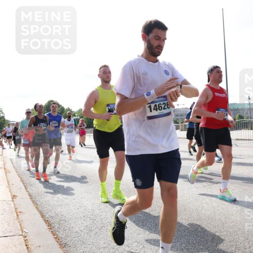 29.06.2025 - hella hamburg halbmarathon Lena Gebhardt http://msf.ph/oto/8286782 29.06.2025 09:58:27 Lombardsbrücke 2656, 18867, 154, 190, 14626, 1034, 1179, 1190, 1258, 1285, 1335, 1727, 1815, 2029, 2034, 2070, 2138, 2417, 2518, 2636, 2656, 2711, 2883, 2907, 3041, 3091, 3097, 3819, 3859, 4120, 4152, 4167, 4814, 4903, 5084, 5093, 5259, 5378, 5672, 5721, 5894, 6164, 6272, 6433, 6580, 6592, 6754, 6759, 6877, 6897, 7065, 7409, 7509, 7716, 7724, 7856, 7896, 8154, 8311, 8393, 8508, 8590, 8825, 9012, 9057, 9562, 9656, 10084 meine-sportfotos.de
