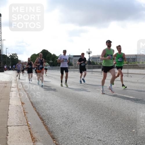 29.06.2025 - hella hamburg halbmarathon Lena Gebhardt http://msf.ph/oto/8286826 29.06.2025 09:46:02 Lombardsbrücke 6169, 17056, 1080, 1686, 1707, 1894, 2460, 2525, 2689, 3809, 3843, 3955, 4463, 4679, 4812, 5042, 5187, 5550, 6169, 6495, 6878, 7055, 7186, 7845, 7880, 7965, 8062, 8190, 8956, 9345, 10017, 10270, 10453, 10484, 10876, 11120, 11199, 11282, 11833, 12189, 12232, 12308, 12681, 12691, 13066, 13167, 13343, 13618, 13686, 13754, 14167, 14276, 14293, 15115, 15391, 15689, 16507, 16580, 17213, 17768 meine-sportfotos.de