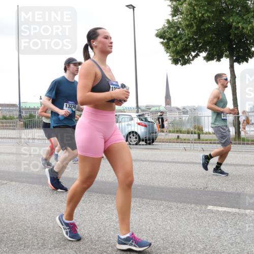 29.06.2025 - hella hamburg halbmarathon Lena Gebhardt http://msf.ph/oto/8286843 29.06.2025 10:55:27 Lombardsbrücke 17019, 13230, 12, 315, 1013, 1616, 1873, 1917, 2090, 2452, 3101, 3115, 3157, 3244, 3274, 3577, 4039, 4628, 5040, 5220, 5222, 5483, 5487, 5575, 6395, 6396, 6944, 7219, 7238, 7548, 7680, 7766, 8403, 8519, 8527, 8626, 8648, 9614, 9618, 9857, 9858, 9956, 10094, 10109, 10458, 10559, 10593, 10686, 10885, 11109, 11737, 11788, 11908, 12147, 12148, 12695, 12902, 13098, 13230, 13548, 14515, 14727, 15152, 15160, 16385 meine-sportfotos.de
