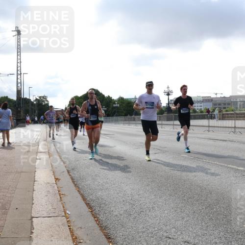 29.06.2025 - hella hamburg halbmarathon Lena Gebhardt http://msf.ph/oto/8286913 29.06.2025 09:46:02 Lombardsbrücke 6169, 17768, 7055, 10453, 056, 1080, 1686, 1707, 1894, 2460, 2525, 2689, 3809, 3843, 3955, 4463, 4679, 4812, 5042, 5187, 5550, 6169, 6495, 6878, 7055, 7186, 7845, 7880, 7965, 8062, 8190, 8956, 9345, 10017, 10270, 10453, 10484, 10876, 11120, 11199, 11282, 11833, 12189, 12232, 12308, 12681, 12691, 13066, 13167, 13343, 13618, 13686, 13754, 14167, 14276, 14293, 15115, 15391, 15689, 16507, 16580, 17213, 17768 meine-sportfotos.de