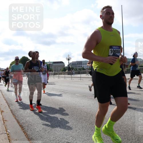 29.06.2025 - hella hamburg halbmarathon Lena Gebhardt http://msf.ph/oto/8286935 29.06.2025 09:58:28 Lombardsbrücke 15974, 2656, 154, 10084, 1034, 1179, 1190, 1258, 1285, 1335, 1727, 1815, 1946, 1951, 2029, 2034, 2070, 2138, 2417, 2518, 2636, 2656, 2711, 2840, 2883, 2907, 3041, 3091, 3097, 3819, 3859, 4120, 4152, 4167, 4814, 4903, 5077, 5084, 5093, 5259, 5378, 5672, 5721, 5894, 6164, 6272, 6433, 6592, 6754, 6759, 6877, 6897, 7065, 7082, 7409, 7509, 7716, 7724, 7856, 7896, 8154, 8311, 8393, 8508, 8590, 8825, 9012, 9057, 9562, 9656, 10084 meine-sportfotos.de