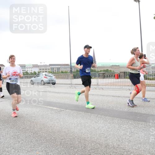 29.06.2025 - hella hamburg halbmarathon Lena Gebhardt http://msf.ph/oto/8286955 29.06.2025 10:55:28 Lombardsbrücke 16533, 17019, 1516, 1013, 1616, 1873, 1917, 2090, 2452, 3101, 3115, 3157, 3244, 3274, 3577, 4039, 4628, 5040, 5220, 5222, 5483, 5487, 5575, 6395, 6396, 6944, 7219, 7238, 7548, 7680, 7766, 8403, 8519, 8527, 8626, 8648, 9614, 9618, 9857, 9858, 9956, 10094, 10436, 10438, 10458, 10559, 10593, 10686, 10885, 11109, 11737, 11788, 11908, 12147, 12148, 12695, 12902, 13098, 13230, 13548, 14515, 14727, 15152, 15160, 16385 meine-sportfotos.de